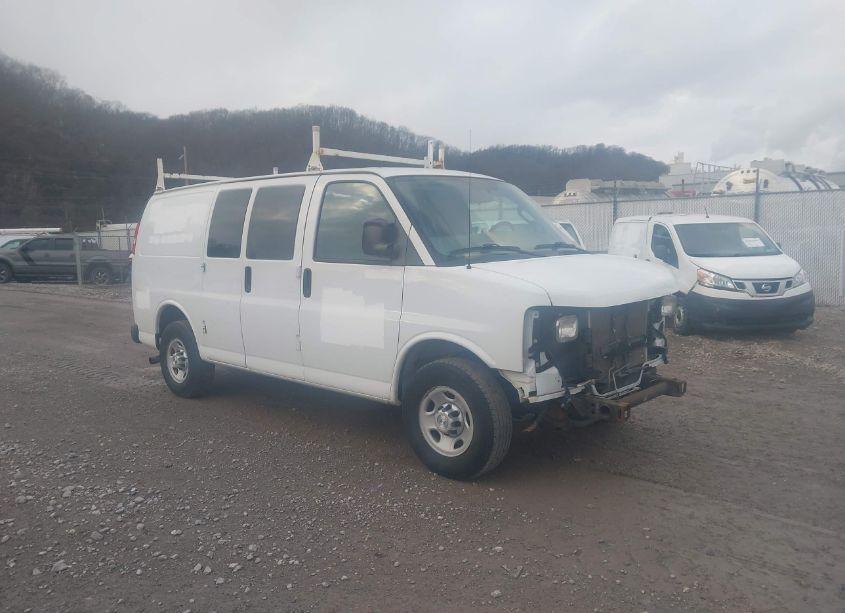 2017 Chevrolet Express 2500 WORK VAN (VIN 1GCWGAFF5H1118834) main photo