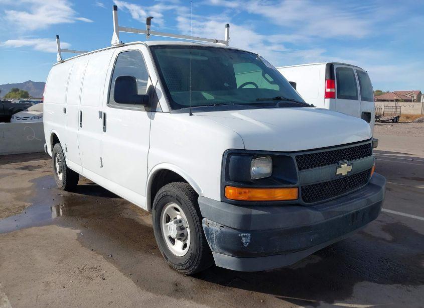 2017 Chevrolet Express 2500 WORK VAN (VIN 1GCWGAFF6H1132807) main photo