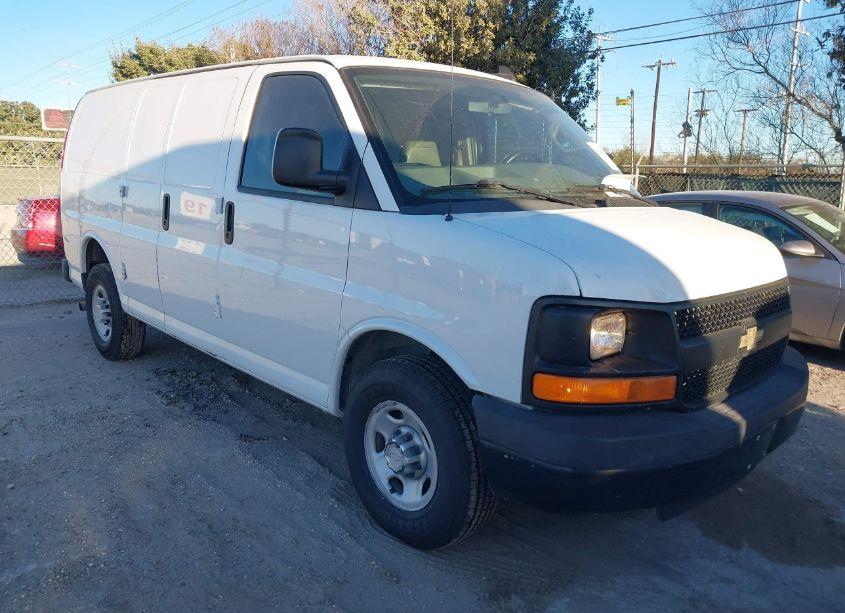 2016 Chevrolet Express 2500 WORK VAN (VIN 1GCWGAFFXG1131822) main photo
