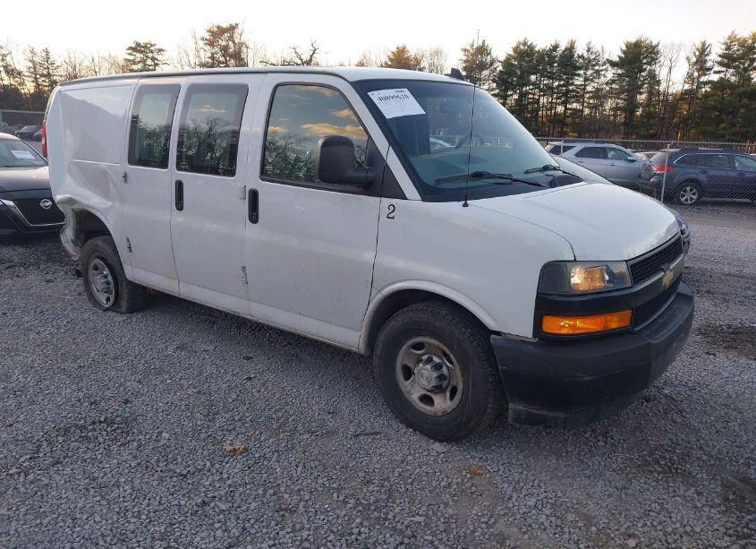 2018 Chevrolet Express 2500 WORK VAN (VIN 1GCWGAFG0J1333990) main photo