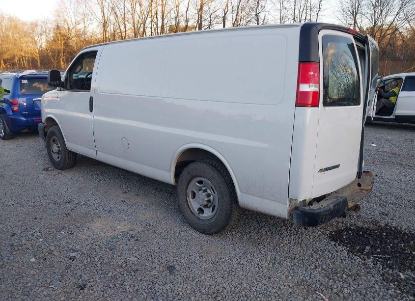 Photo 3 of 2018 Chevrolet Express 2500 WORK VAN (VIN 1GCWGAFG0J1333990)
