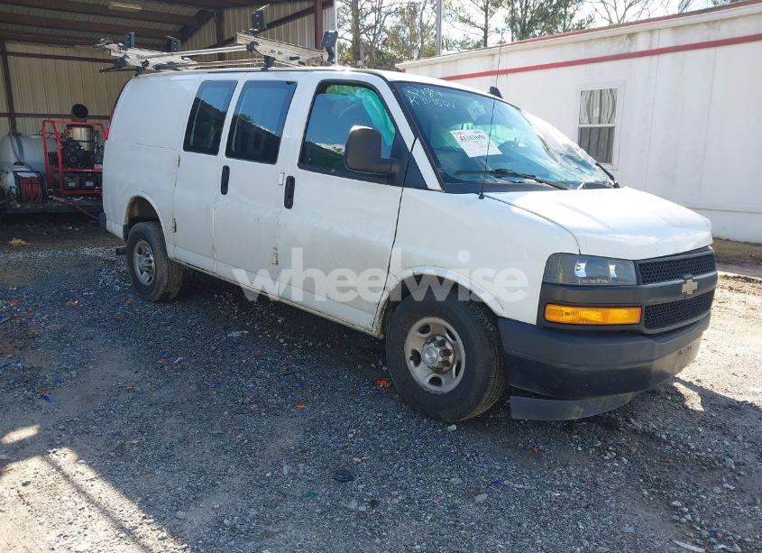2018 Chevrolet Express 2500 WORK VAN (VIN 1GCWGAFG2J1272187) main photo