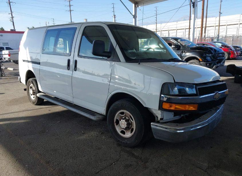 2018 Chevrolet Express 2500 WORK VAN (VIN 1GCWGAFG8J1904335) main photo