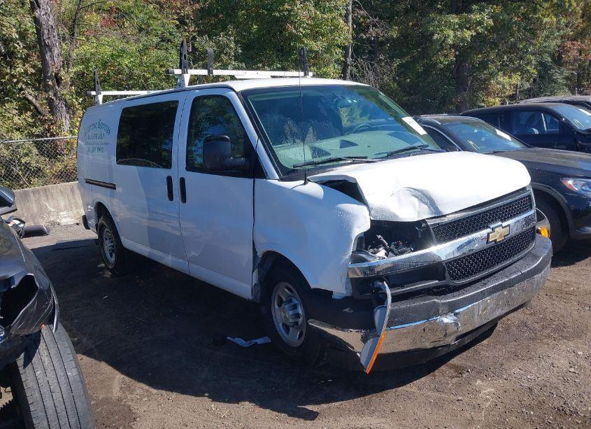 2018 Chevrolet Express 2500 WORK VAN (VIN 1GCWGAFG9J1905025) main photo