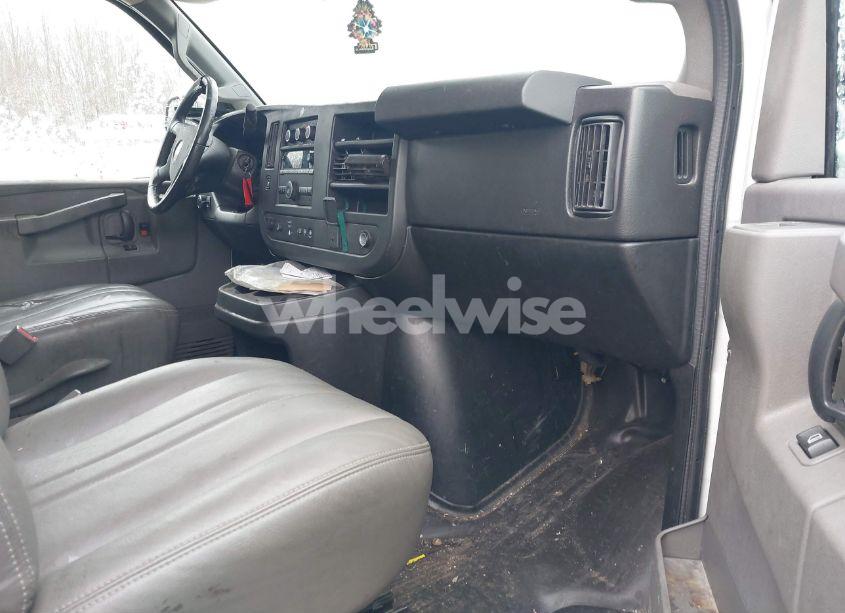 Photo 5 of 2020 Chevrolet Express CARGO RWD 2500 REGULAR WHEELBASE WT (VIN 1GCWGAFP5L1230258)