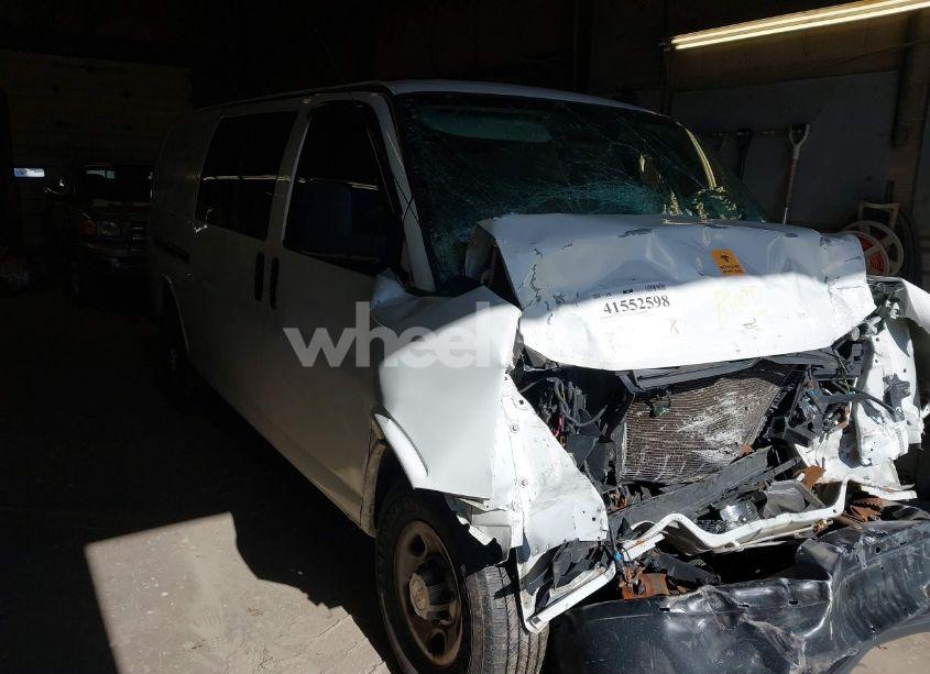 2018 Chevrolet Express 2500 WORK VAN (VIN 1GCWGAFP6J1315090) main photo