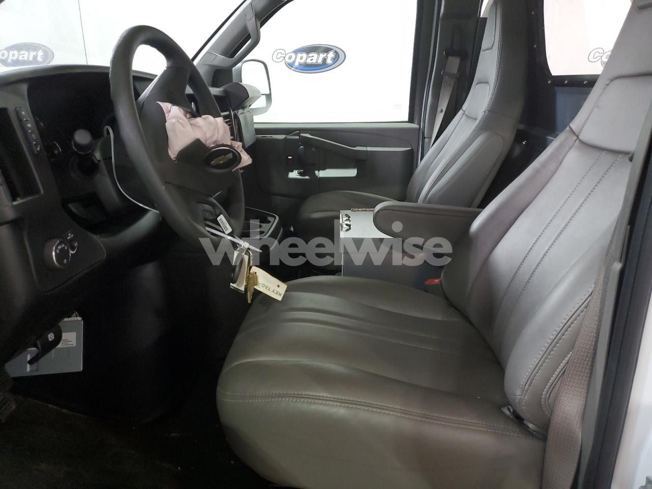Photo 7 of 2024 CHEVROLET EXPRESS G2500 (VIN 1GCWGAFP6R1175389)