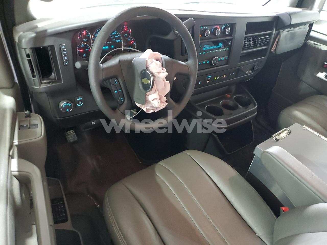 Photo 8 of 2024 CHEVROLET EXPRESS G2500 (VIN 1GCWGAFP6R1175389)