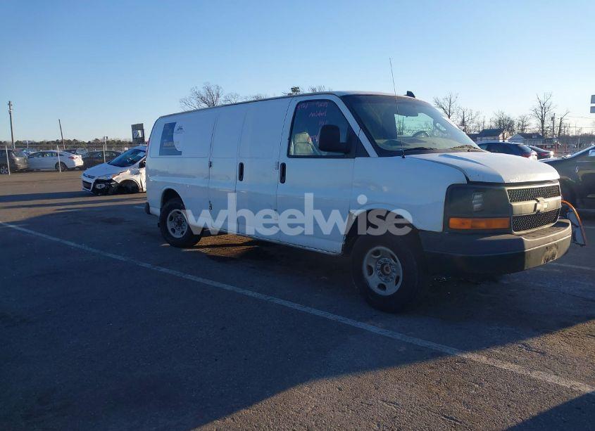 2017 Chevrolet Express 2500 WORK VAN (VIN 1GCWGBFF2H1122605) main photo
