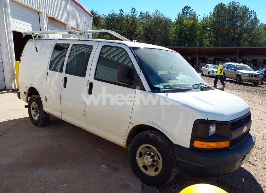 2014 Chevrolet Express 2500 WORK VAN (VIN 1GCWGFCA3E1143040) main photo