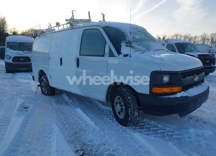 2015 Chevrolet Express 2500 WORK VAN (VIN 1GCWGFCF0F1154302) main photo
