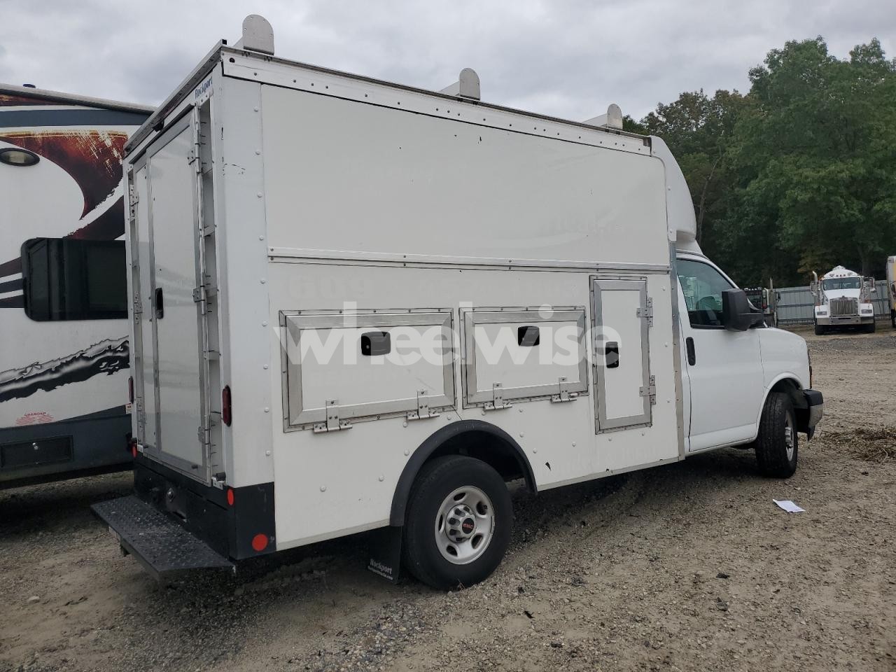 Photo 3 of 2022 GMC SAVANA CUTAWAY G3500 (VIN 1GD07RF7XN1229724)