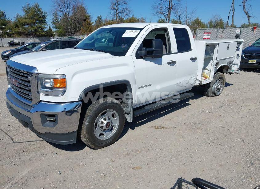 Photo 2 of 2015 Gmc Sierra 2500HD (VIN 1GD21XEG1FZ116733)