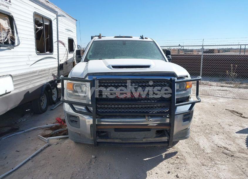 Photo 12 of 2018 Gmc Sierra 3500HD CHASSIS (VIN 1GD42VCY3JF235982)