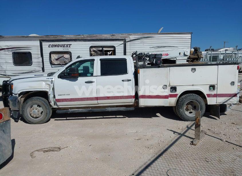 Photo 14 of 2018 Gmc Sierra 3500HD CHASSIS (VIN 1GD42VCY3JF235982)