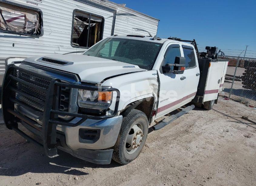 Photo 2 of 2018 Gmc Sierra 3500HD CHASSIS (VIN 1GD42VCY3JF235982)
