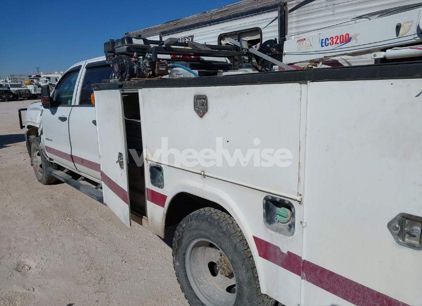 Photo 3 of 2018 Gmc Sierra 3500HD CHASSIS (VIN 1GD42VCY3JF235982)