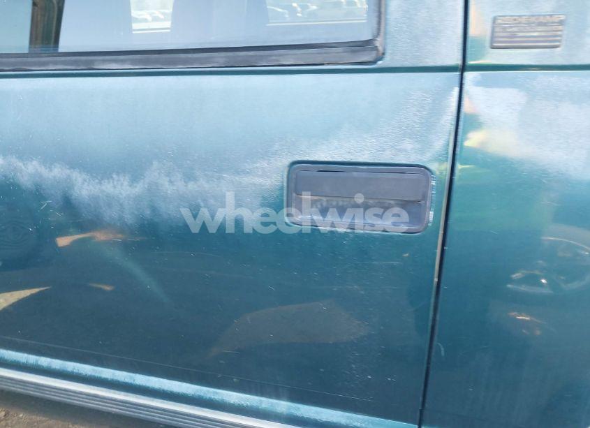 Photo 6 of 1996 Gmc Suburban C1500 (VIN 1GDEC16R5TJ742543)