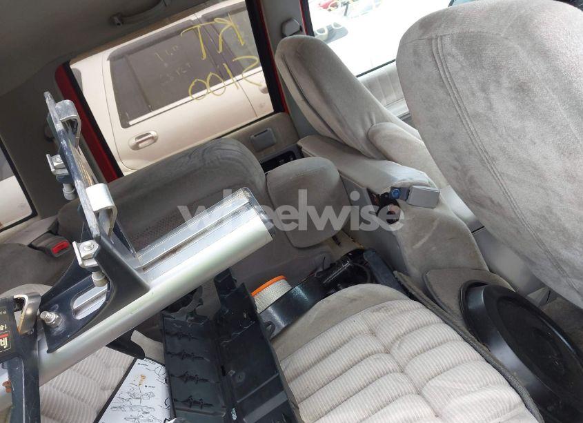 Photo 8 of 1992 Gmc Suburban C1500 (VIN 1GKEC16K9NJ722021)