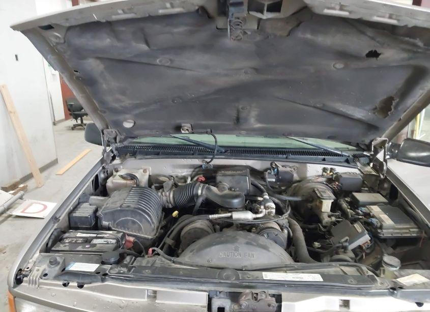 Photo 10 of 1999 Gmc Suburban 1500 SL (VIN 1GKFK16R4XJ720961)