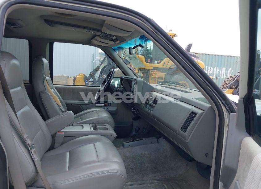 Photo 5 of 1994 Gmc Suburban K2500 (VIN 1GKGK26N6RJ771534)