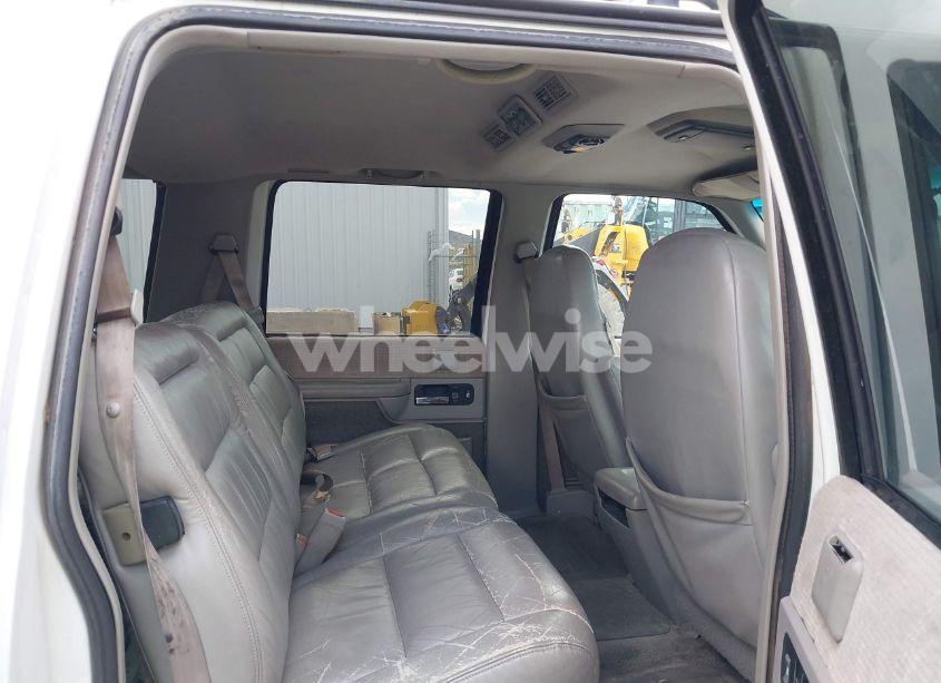 Photo 8 of 1994 Gmc Suburban K2500 (VIN 1GKGK26N6RJ771534)