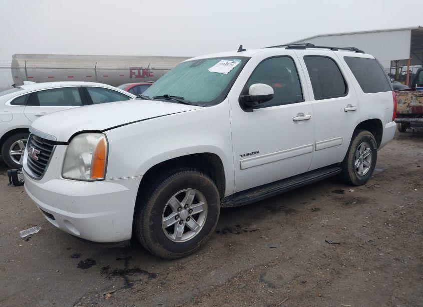 Photo 2 of 2013 Gmc Yukon SLE (VIN 1GKS1AE07DR111140)