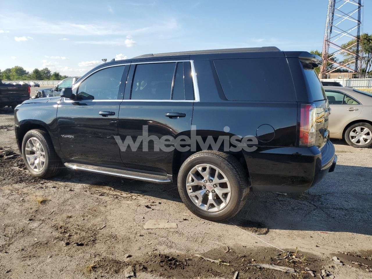 Photo 2 of 2019 GMC YUKON SLE (VIN 1GKS2AKC8KR375069)