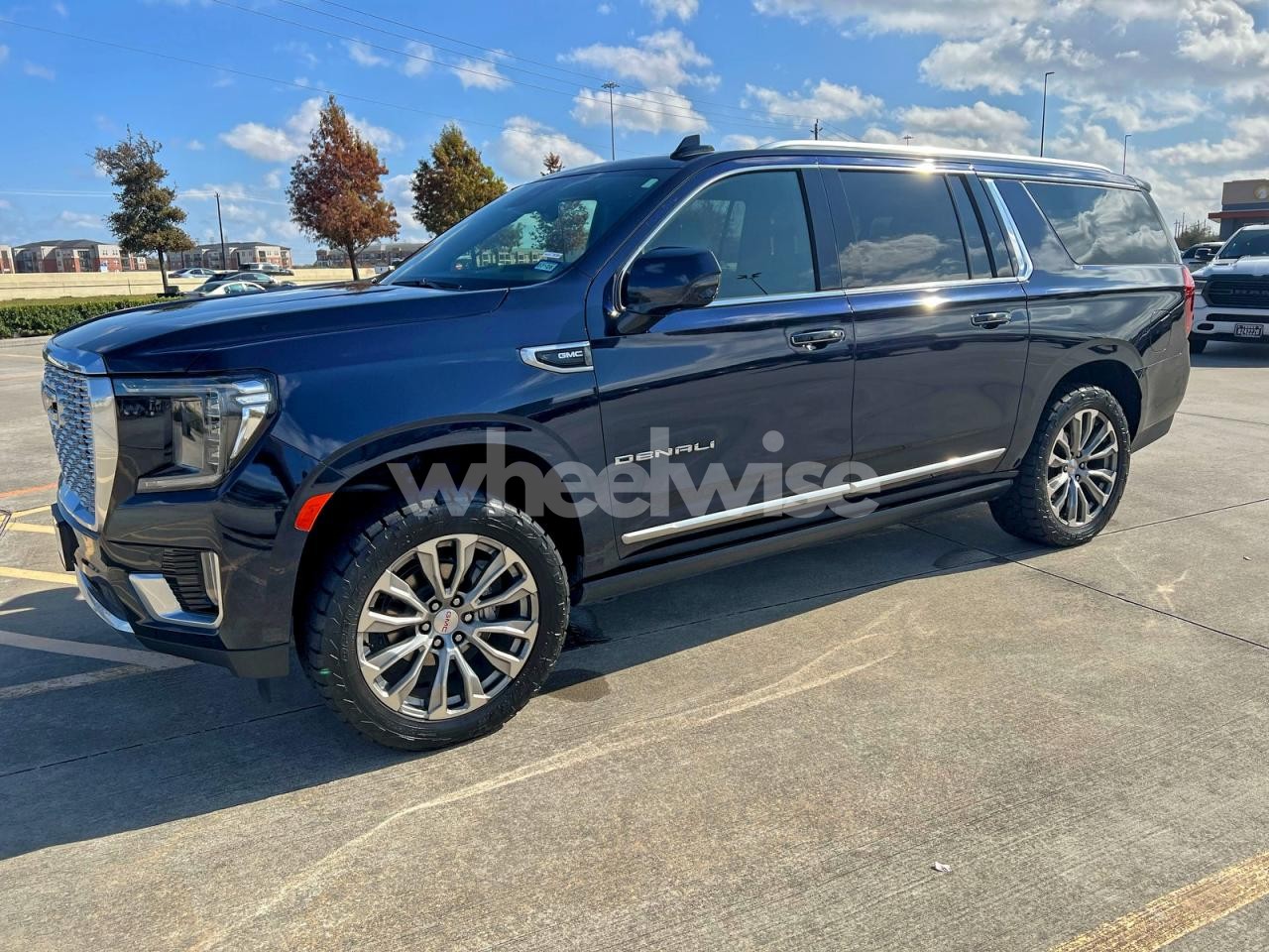 Photo 2 of 2024 GMC YUKON XL DENALI (VIN 1GKS2JKLXRR228598)