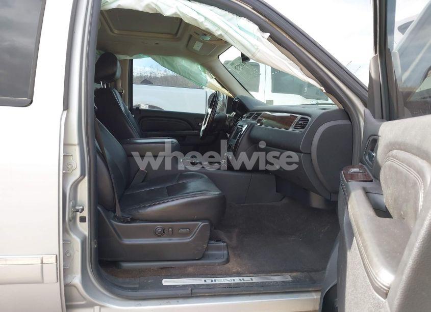 Photo 5 of 2010 Gmc Yukon DENALI (VIN 1GKUCEEFXAR234280)