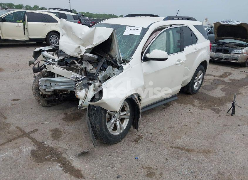 Photo 2 of 2015 Chevrolet Equinox 2LT (VIN 1GNALCEK4FZ112948)