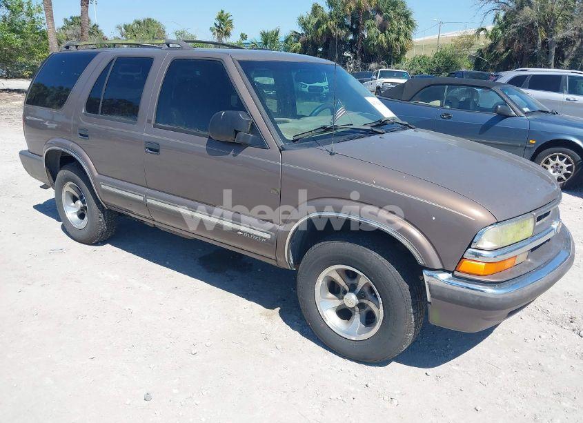 2000 Chevrolet Blazer (VIN 1GNCS13W0Y2244381) main photo