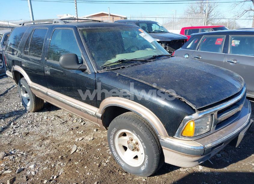 1997 Chevrolet Blazer LT (VIN 1GNCS13W1V2136105) main photo