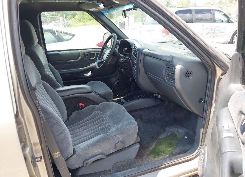 Photo 5 of 2001 Chevrolet Blazer LS (VIN 1GNCS13W212131103)