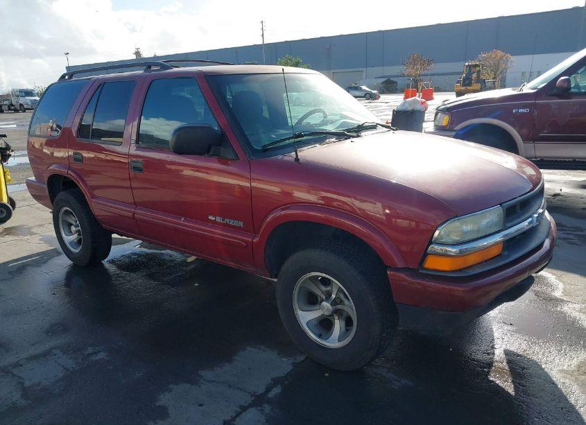 2002 Chevrolet Blazer LS (VIN 1GNCS13W22K106123) main photo