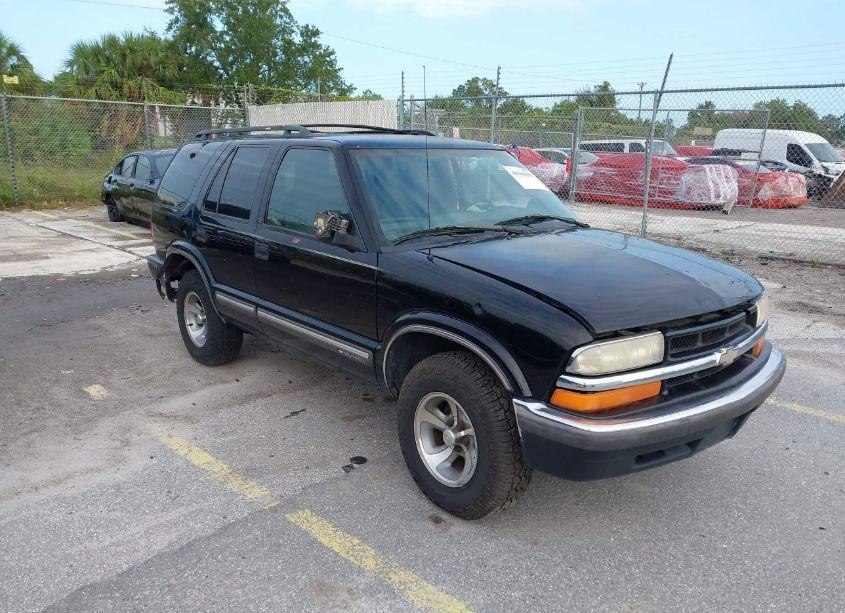 2001 Chevrolet Blazer LT (VIN 1GNCS13W812125497) main photo