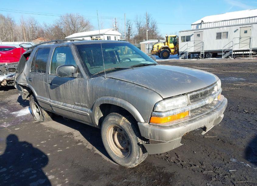2002 Chevrolet Blazer LS (VIN 1GNCS13W82K122584) main photo