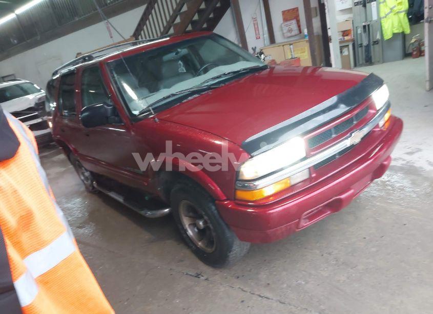 2002 Chevrolet Blazer LS (VIN 1GNCS13W82K137523) main photo