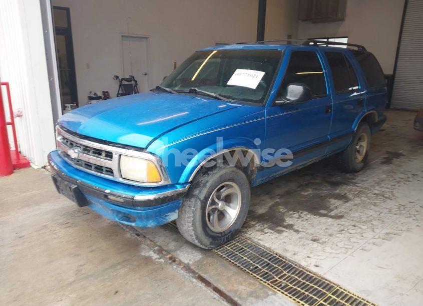 Photo 2 of 1995 Chevrolet Blazer (VIN 1GNCS13W8S2114825)