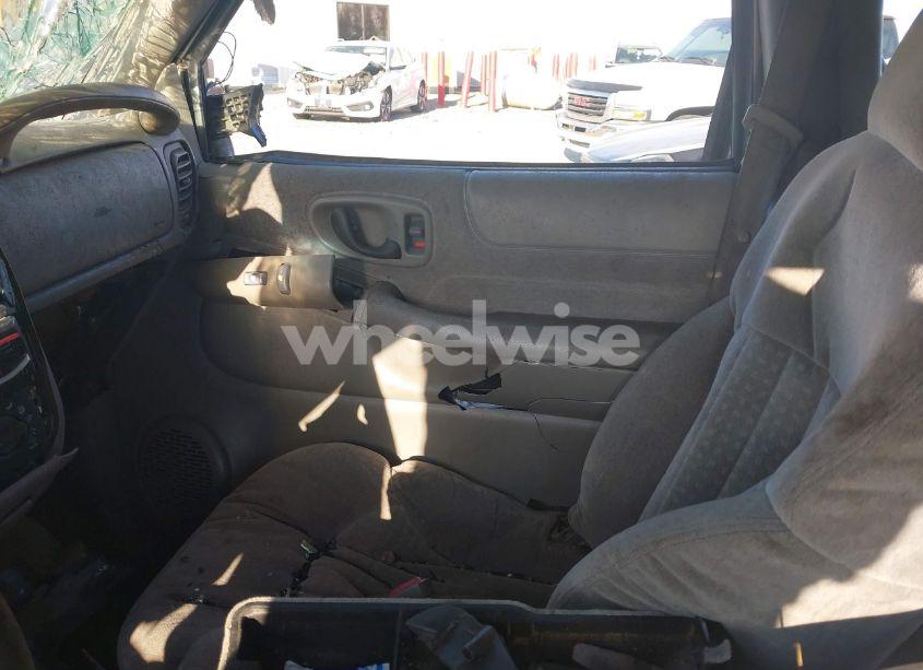 Photo 5 of 2000 Chevrolet Blazer LS (VIN 1GNCS13WXYK191429)