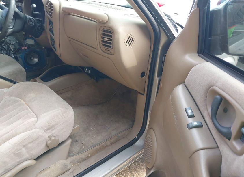 Photo 5 of 2001 Chevrolet Blazer LS (VIN 1GNCS18W41K155833)