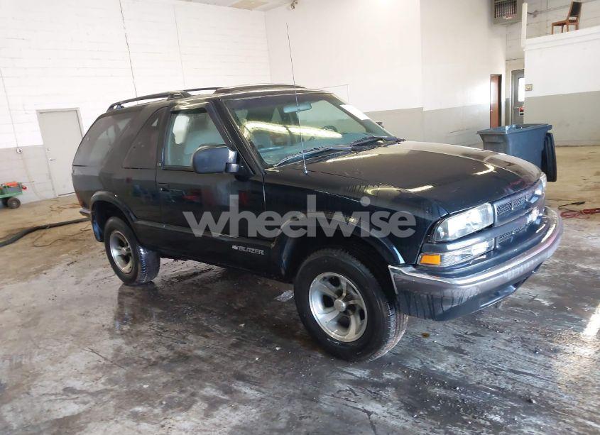 2001 Chevrolet Blazer LS (VIN 1GNCS18W51K260297) main photo