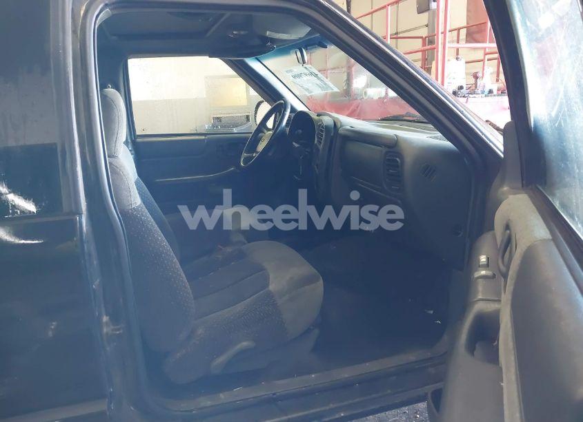 Photo 5 of 2001 Chevrolet Blazer LS (VIN 1GNCS18W51K260297)