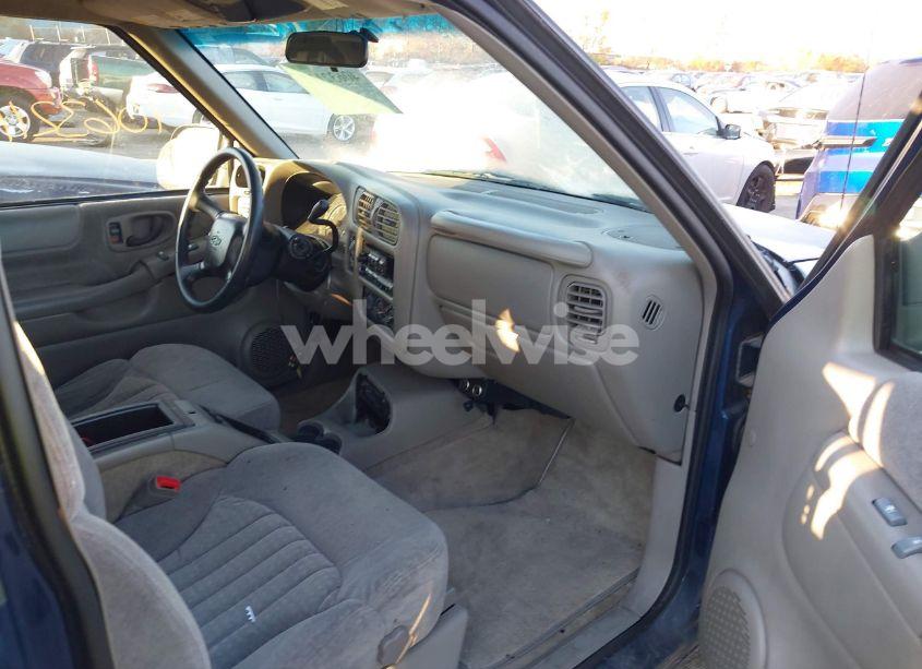 Photo 5 of 2001 Chevrolet Blazer LS (VIN 1GNCS18W61K124986)