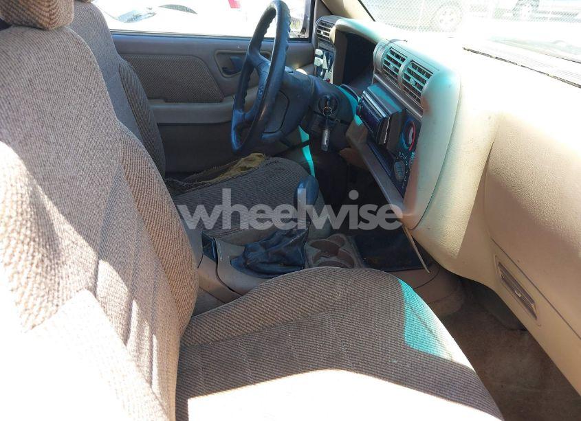 Photo 5 of 1997 Chevrolet Blazer (VIN 1GNCS18W7VK112285)