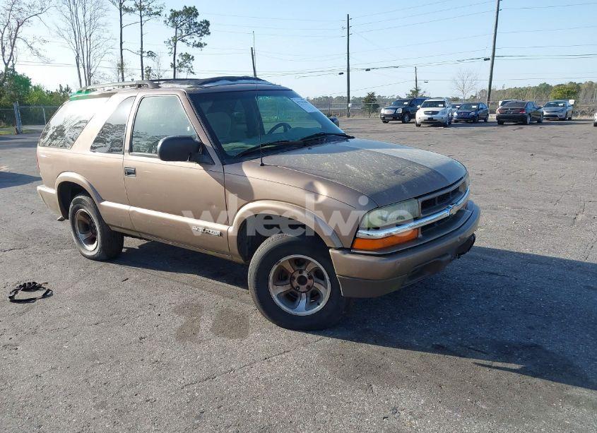 2002 Chevrolet Blazer LS (VIN 1GNCS18WX2K160391) main photo