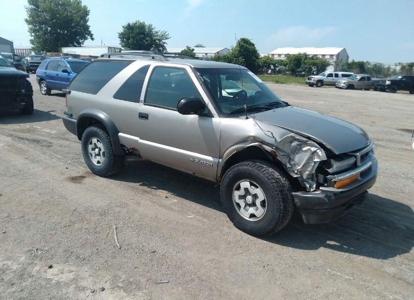 2001 Chevrolet Blazer LS (VIN 1GNCT18W11K122138) main photo