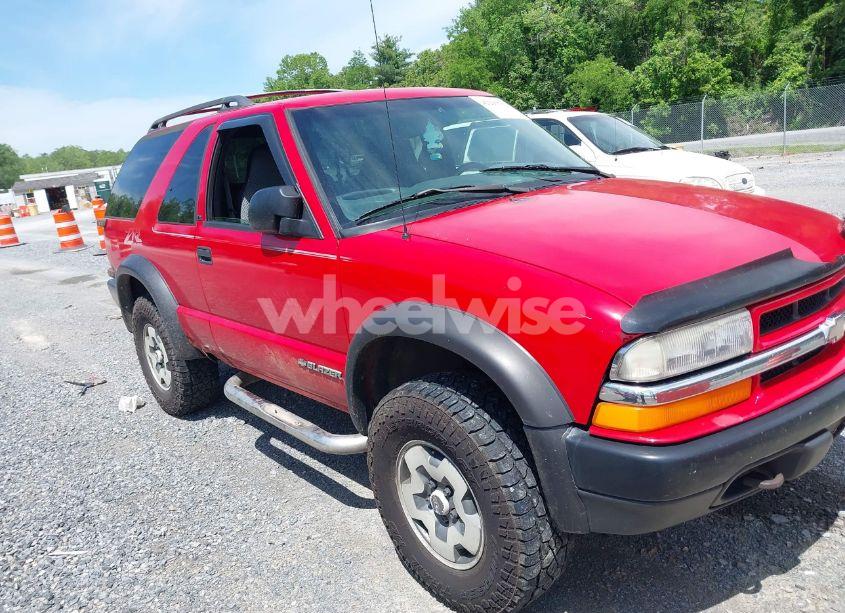 2001 Chevrolet Blazer LS (VIN 1GNCT18W71K113153) main photo