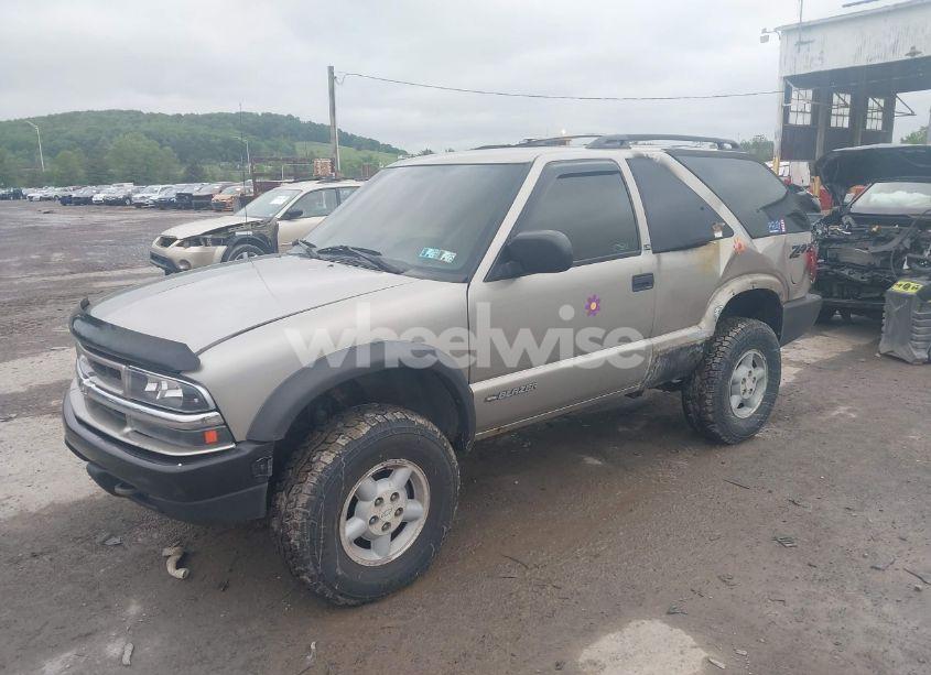 Photo 2 of 2000 Chevrolet Blazer LS (VIN 1GNCT18W7YK161195)