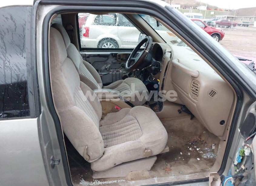 Photo 5 of 2000 Chevrolet Blazer LS (VIN 1GNCT18W7YK252323)